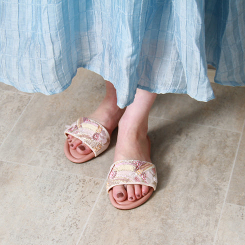 【手刺繡の煌めくサンダル】サンダル・赤い珊瑚のコーラルピンク