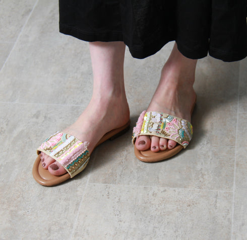 【手刺繡の煌めくサンダル】サンダル・自由を愛するジプシー