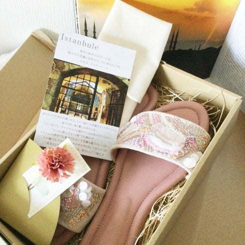 【手刺繡の煌めくサンダル】サンダル・赤い珊瑚のコーラルピンク