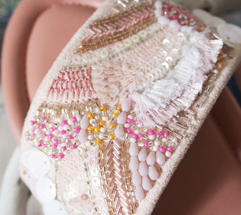 【手刺繡の煌めくサンダル】サンダル・赤い珊瑚のコーラルピンク