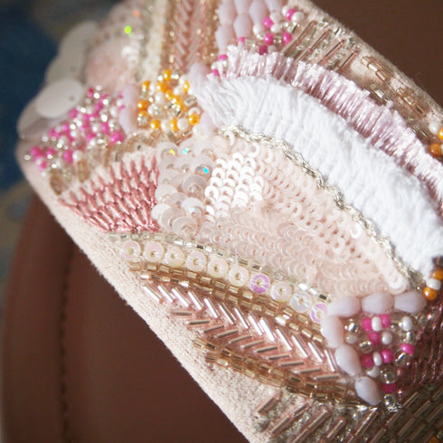 【手刺繡の煌めくサンダル】サンダル・赤い珊瑚のコーラルピンク