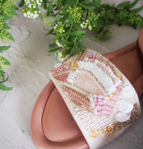 【手刺繡の煌めくサンダル】サンダル・赤い珊瑚のコーラルピンク