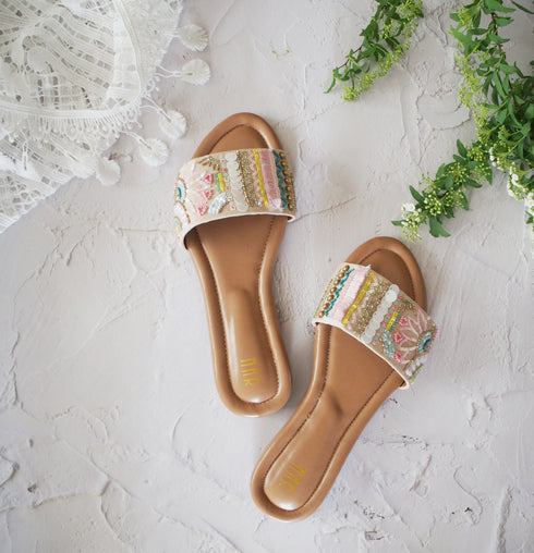 【手刺繡の煌めくサンダル】サンダル・自由を愛するジプシー