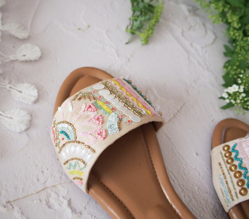 【手刺繡の煌めくサンダル】サンダル・自由を愛するジプシー