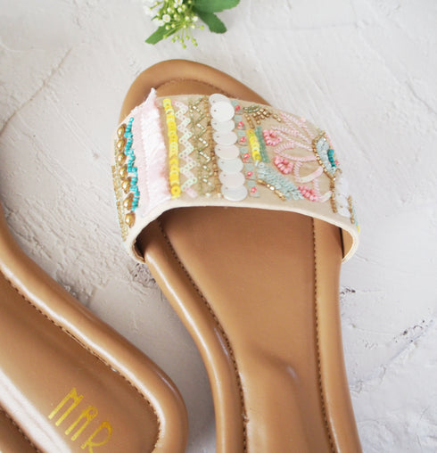 【手刺繡の煌めくサンダル】サンダル・自由を愛するジプシー