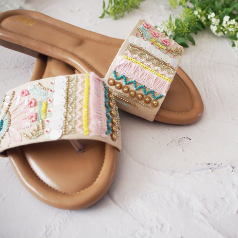 【手刺繡の煌めくサンダル】サンダル・自由を愛するジプシー