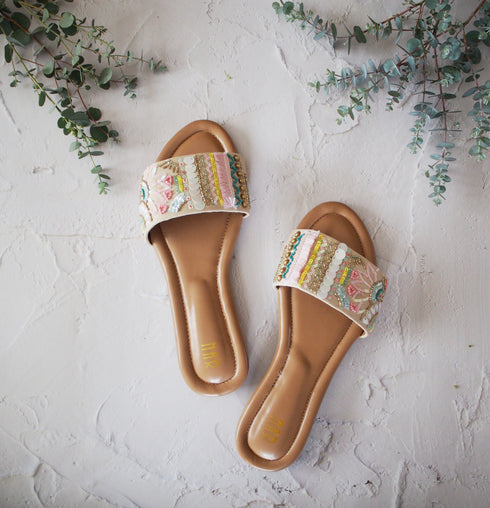 【手刺繡の煌めくサンダル】サンダル・自由を愛するジプシー