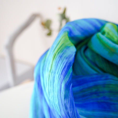 【軽やかつけ心地・神秘的なカラーが魅力】/旅するSILKストール・マリンブルー